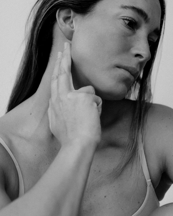 Platziere ihn hinter den Ohren, im Nacken und auf den Handgelenken - alles warme Pulspunkte, an denen sich der Duft besonders gut entfaltet.