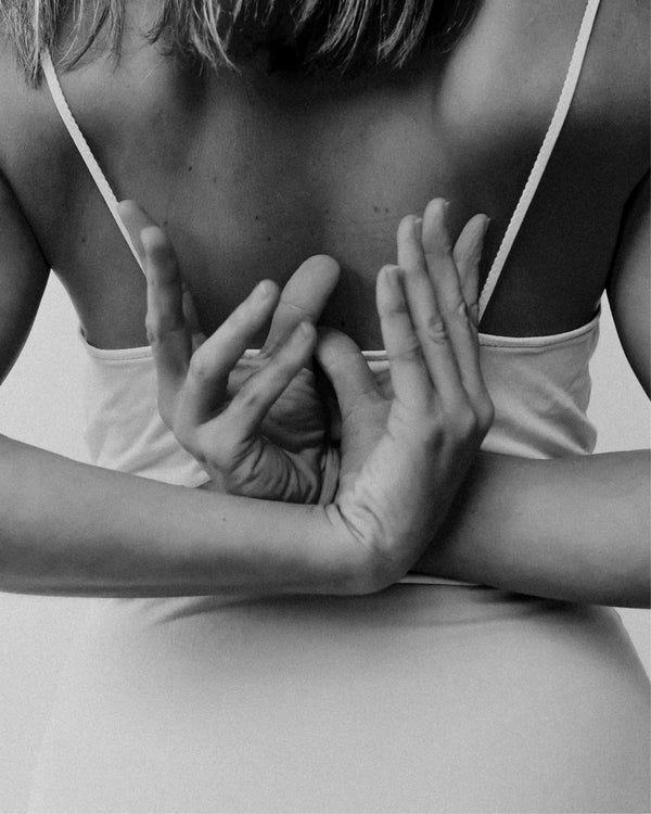 Beim ersten Test neigen viele dazu, Parfum auf den Unterarm zu sprühen und dann unbedacht mit dem anderen Arm zu verreiben. Halt! Durch das Reiben vermischen sich die Duftmoleküle ungewollt miteinander. Dies führt nicht nur zur Zerstörung der Duftdramaturgie, sondern reduziert auch die Intensität des Duftes. Es ist besser, vorsichtig zu tupfen und dem Duft Zeit zu geben, um seine volle Pracht zu entfalten.