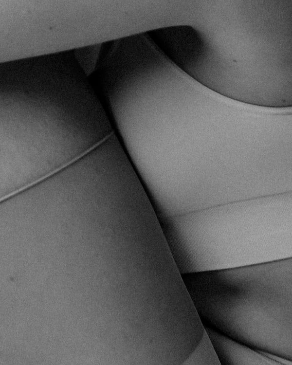 Flakons sind oft dekorative Pieces, dennoch ist es wichtig zu bedenken, dass Parfum nicht direktem Sonnenlicht ausgesetzt werden sollte. UV-Strahlen können nicht nur die Intensität des Duftes beeinträchtigen, sondern auch Wärme und Temperaturschwankungen könnten das Parfum verändern. Tipp: Entferne das Tag von unserem Flakon, sprüh es ein und häng es in deinen Kleiderschrank oder an einen Ort, an dem du den Duft riechen möchtest.